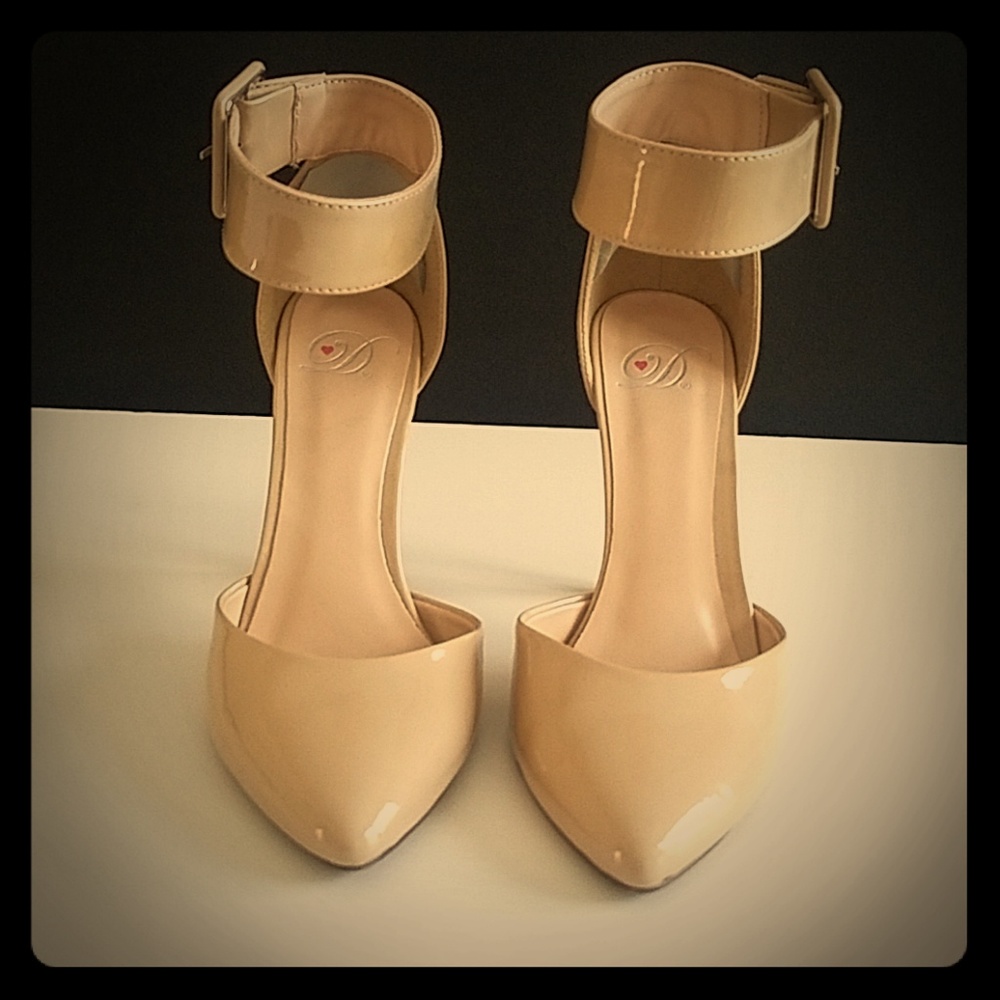 Nude patent leather pumps